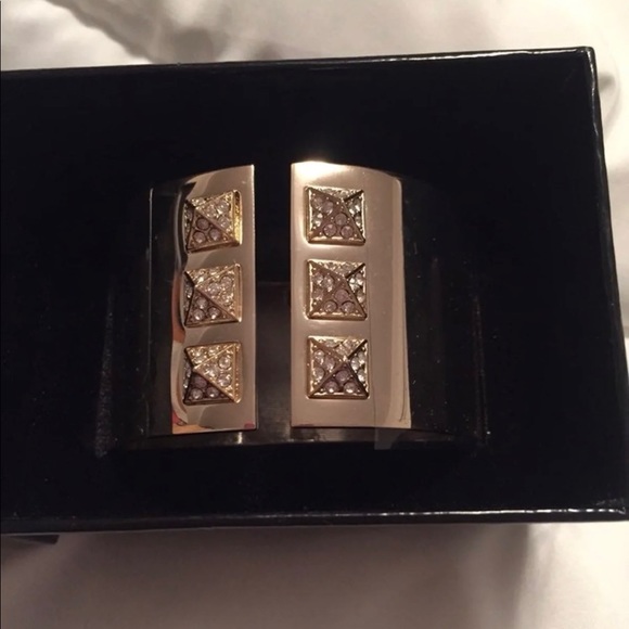 VICTORIA SECRET GOLD CUFF BRACELET - Picture 5 of 6